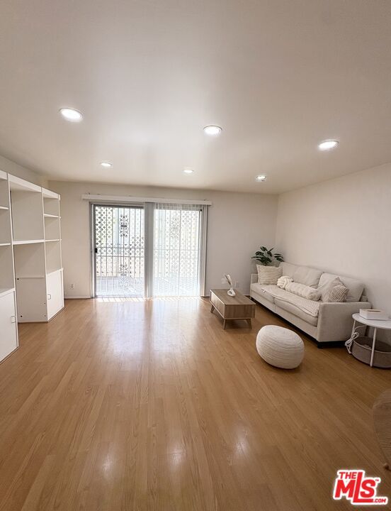 Building Photo - 433 S Manhattan Pl