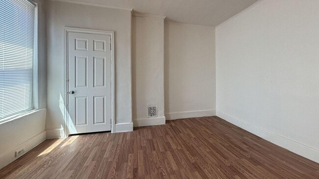 Building Photo - Charming 3-Bed Port Richmond Row Home