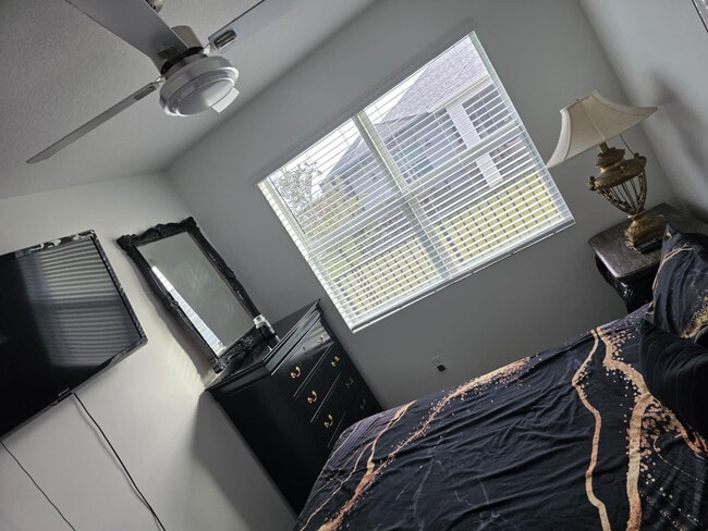 Building Photo - 10495 SW Orana Dr