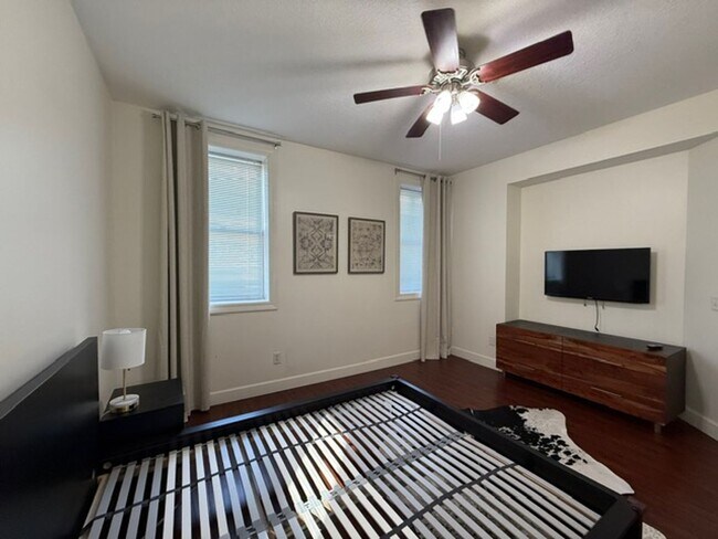 Building Photo - 135 E Prairie Ave