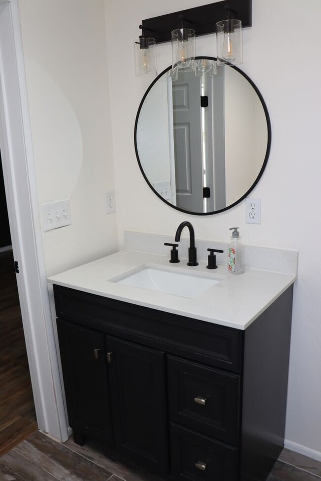 Building Photo - 5 Bedroom, 2 Bathroom