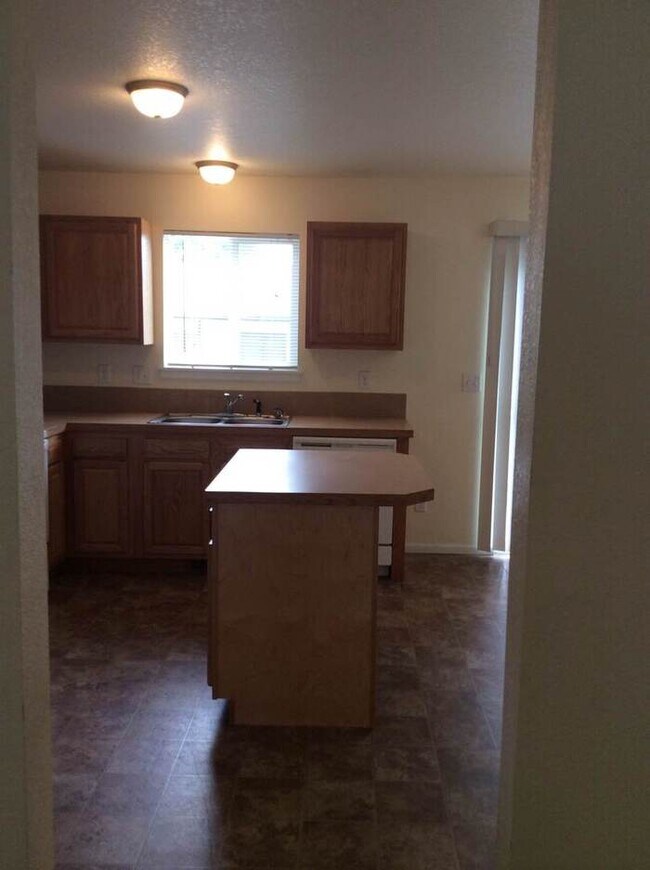 Building Photo - Spacious 3 Bedroom, 2.5 Bathroom Townhome located in the Eagle Heights Subdivision