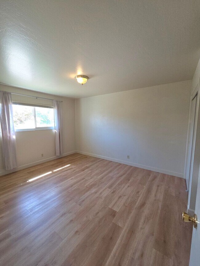 Building Photo - Beautiful 3 bedroom, 2 bath home available now
