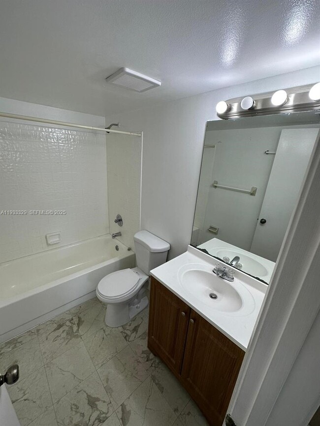 Building Photo - 1016 Twin Lakes Dr