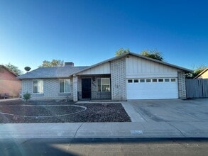 Building Photo - Stunning 3 Bedroom 2 Bath