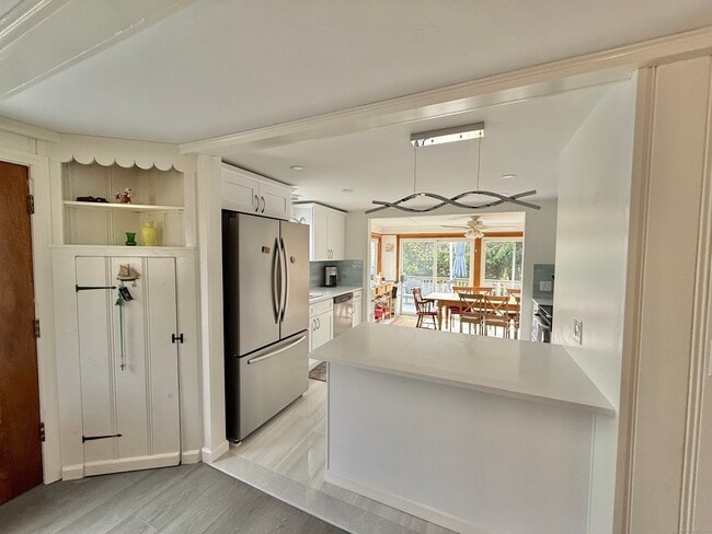 Building Photo - 18 Bay St