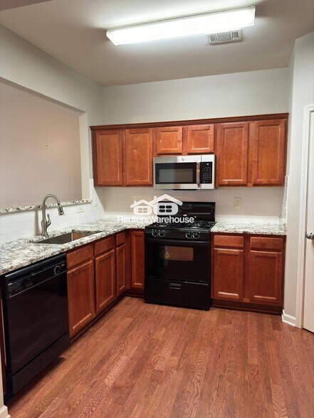 Building Photo - 5021 Sherwood Way