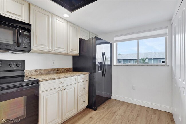 Building Photo - 146 Cypress Way E