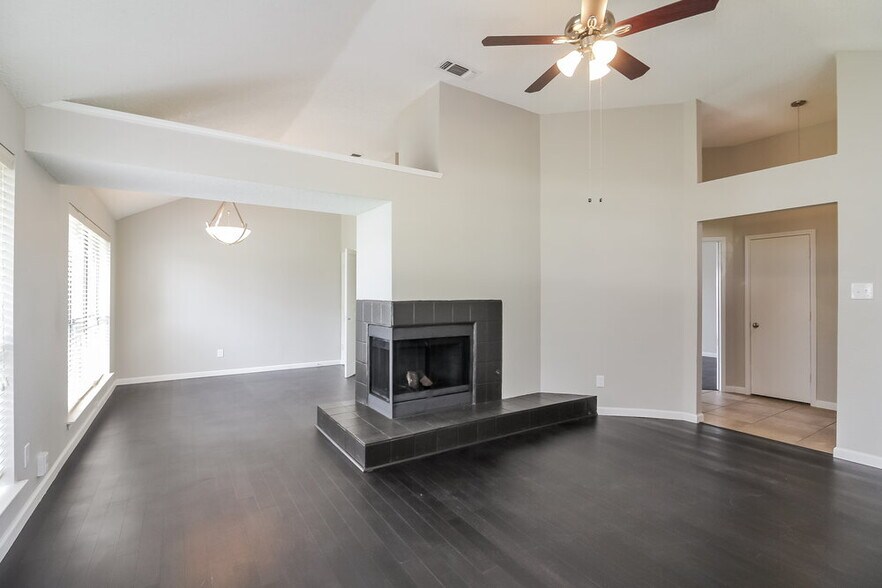 Building Photo - 936 Manor Dr