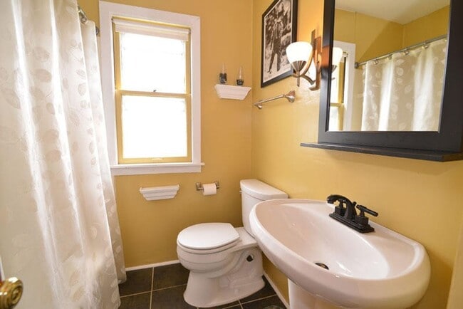 Building Photo - Cozy  3 Bedroom Single Family Home