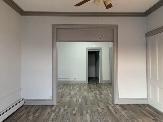 Building Photo - 210 Maple St