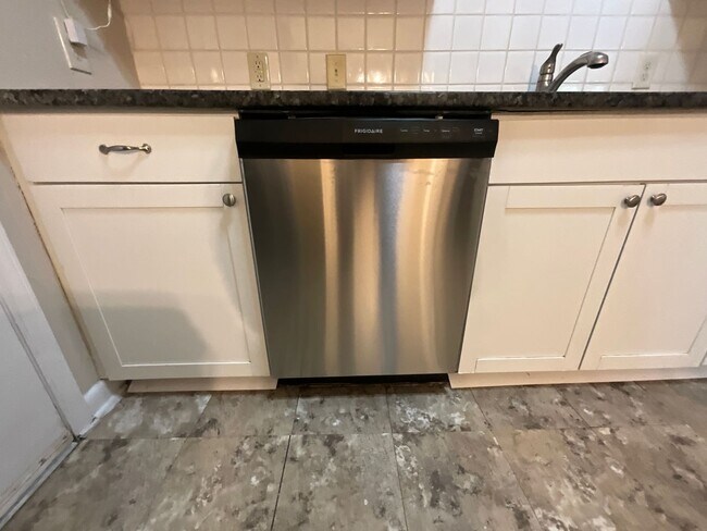 Building Photo - Reduced to $1550/mo! N Central Greensboro ...