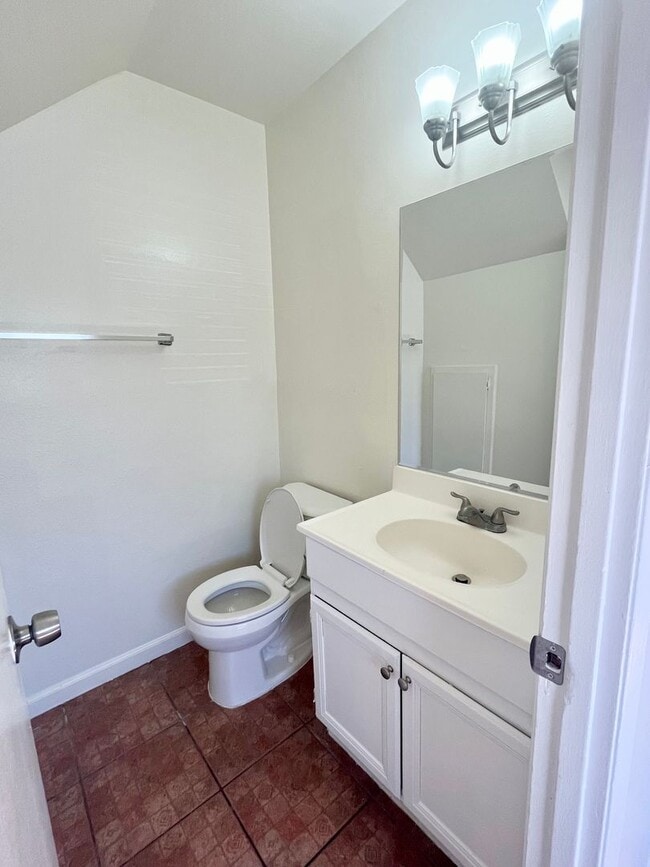 Building Photo - 1450 Melrose Ave