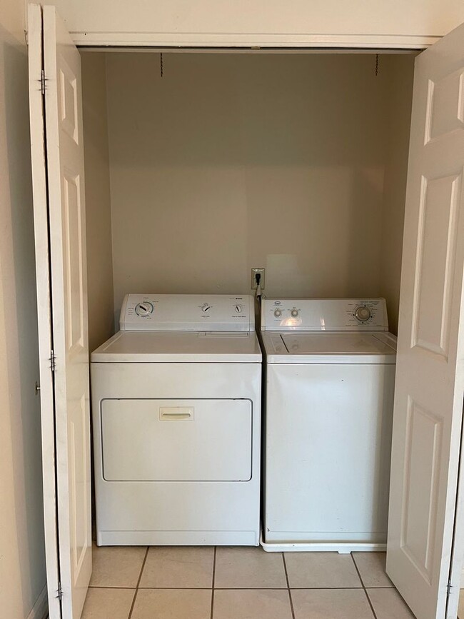 Building Photo - SPACIOUS TOWNHOME near Downtown! Washer/Dr...