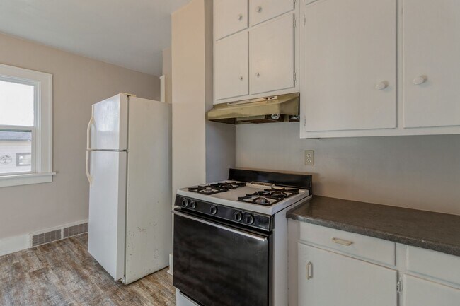 Building Photo - CLOSE TO BEAVERDALE!! 2 Bed, 1 Bath Home in Des Moines