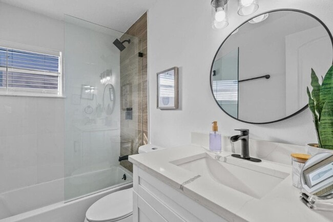 Building Photo - Modern 4BR South Tampa Home | Yard | Near the Bay