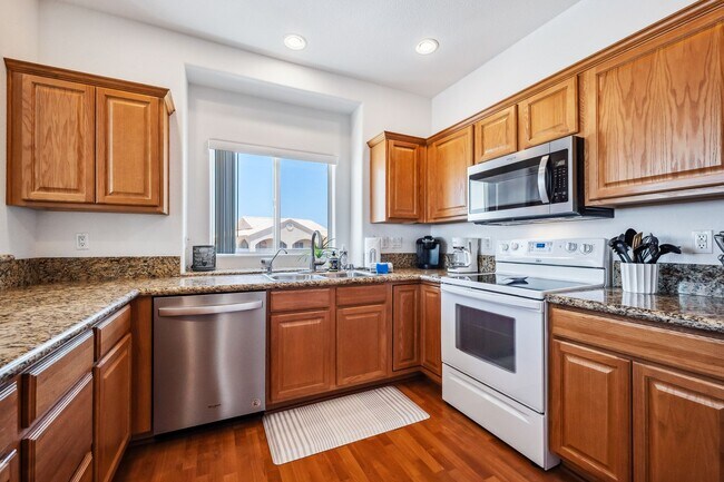 Building Photo - 3 BR + Bonus, Fully furnished, Includes Ut...