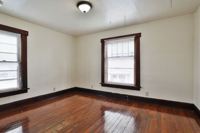 Building Photo - Large 4 Bedroom North Campus Townhouse - 1st house from High Street