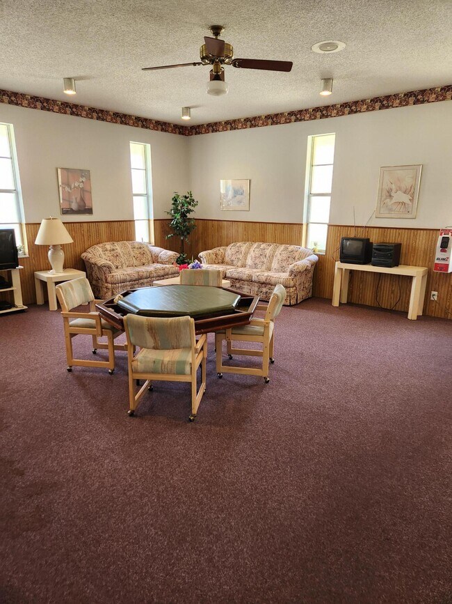 Building Photo - 600 Village Green Ct