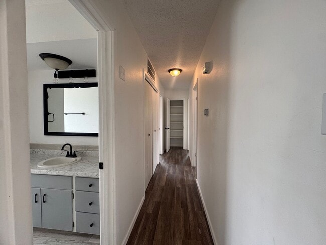 Building Photo - 1002 Av. Manana