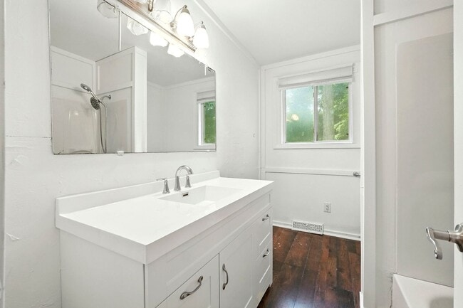 Building Photo - NEW LISTING! 3 BED/2 BATH HOUSE!