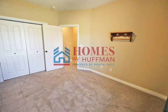 Building Photo - Three Bedroom | Two Bathroom | Newburgh