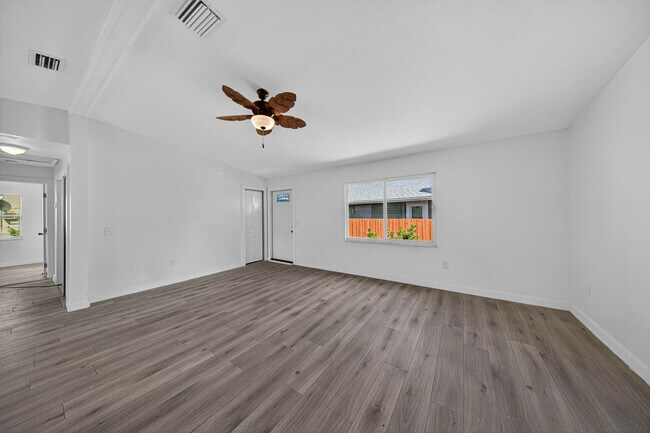 Building Photo - 117 NE 8th St