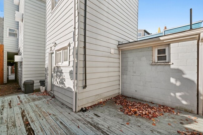 Building Photo - MOVE IN SPECIAL! SCORE HALF OFF 1ST MONTH'...