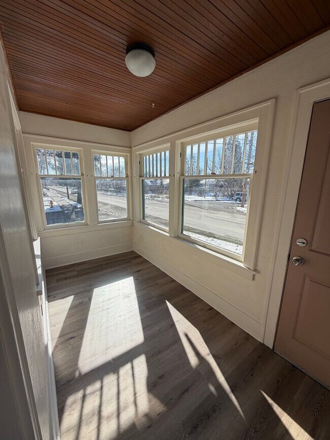 Building Photo - Large 3 bed 2 bath located close to downtown