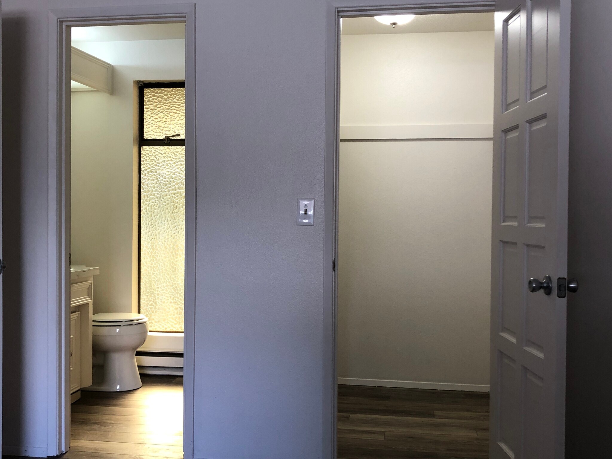 Master bdrm w/half bath and walk-in closet - 1471 Rainier Court