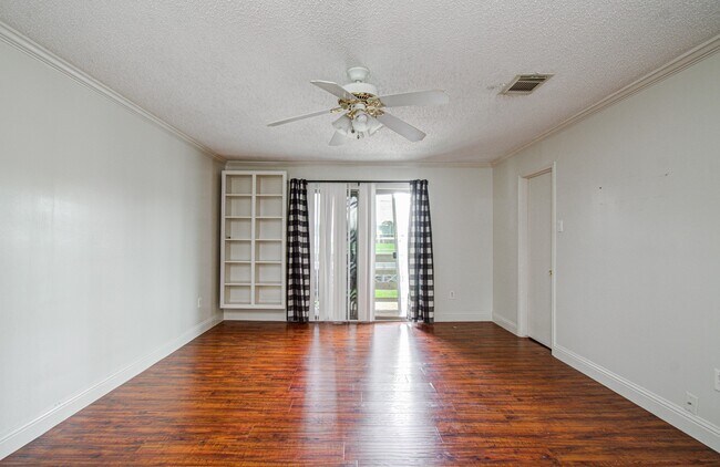 Building Photo - 823 S Ripple Creek Dr