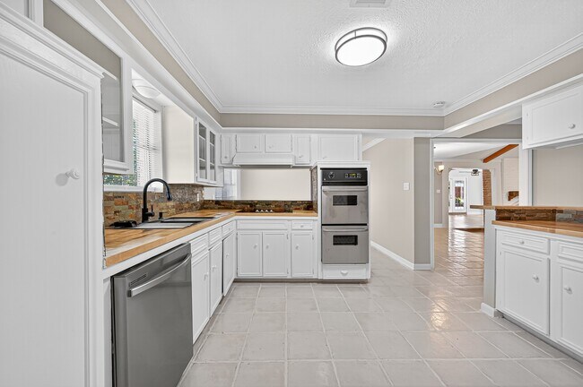 Building Photo - 13903 Chevy Chase Dr