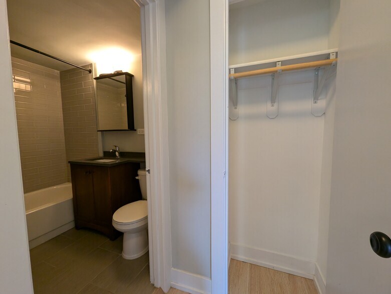 Building Photo - 429 W Wellington Ave