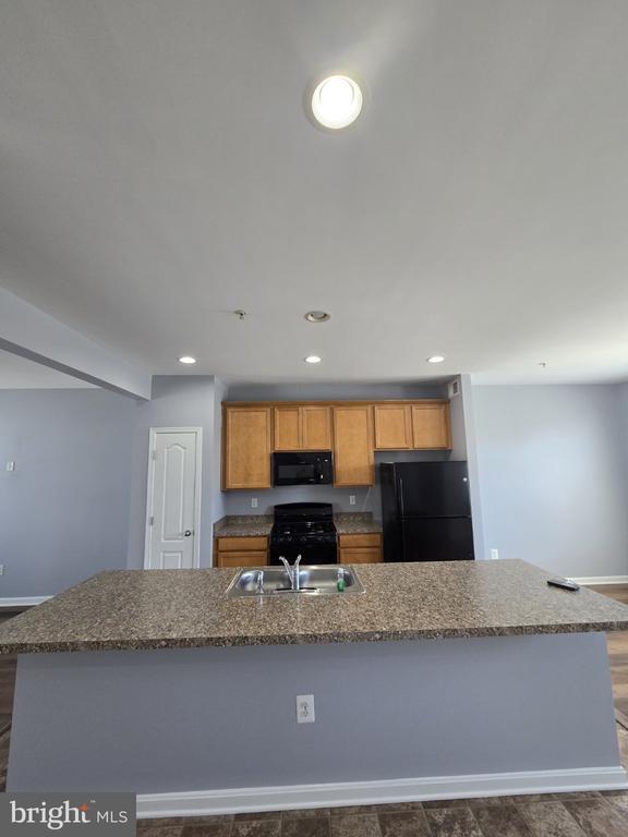 Building Photo - 7720 Village Park Dr