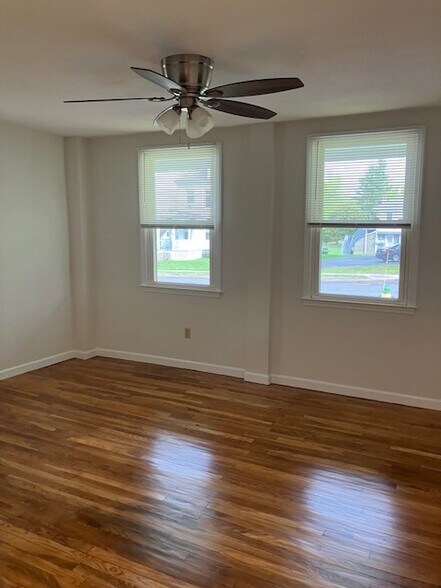 Living Room - 42 Silver St