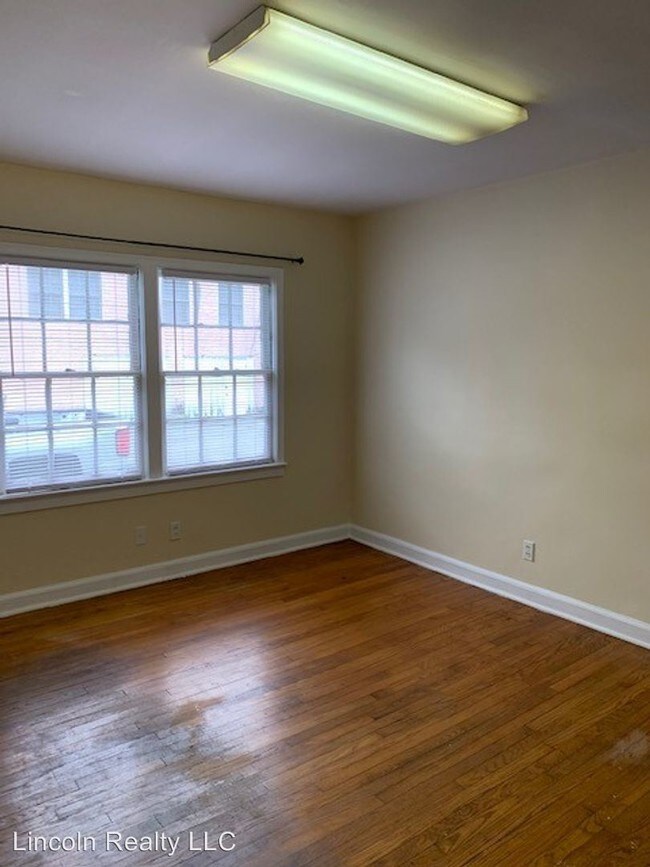 Building Photo - 3 br, 1.5 bath House - 104 E. Mary Street
