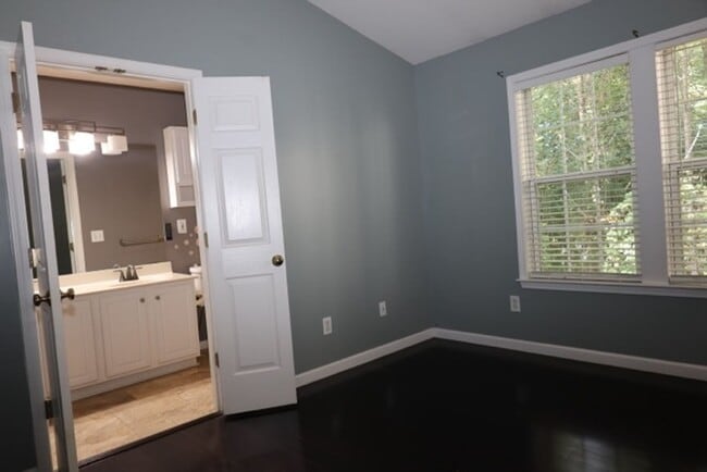 Building Photo - 3 Bedroom Townhome in the Heart of Dulth