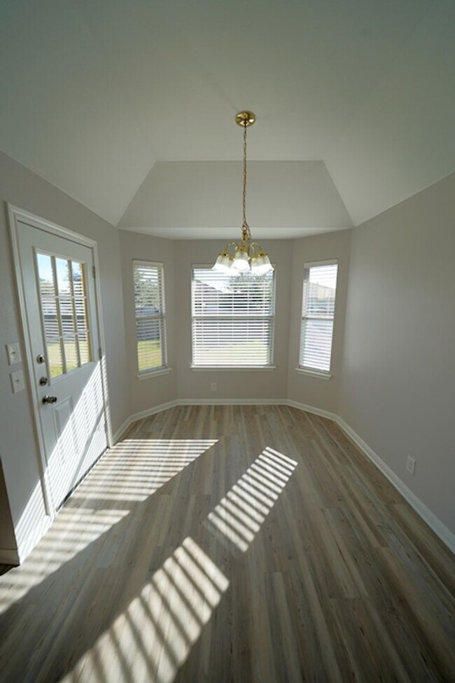 Building Photo - Beautifully Renovated Home Now Available in Converse.  Realtor Commission: $500