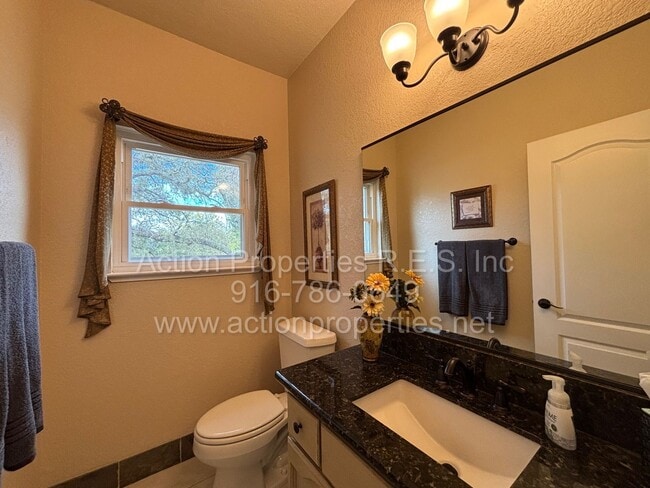 Building Photo - Gorgeous Villa - 3 Bed, 2.5 Bath - Beautiful Views - Highly Desirable Neighborhood!