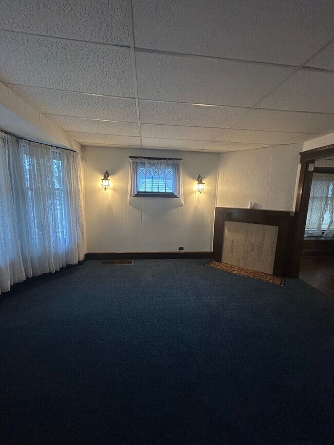 Building Photo - Charming 3-Bedroom Property in Prime Location