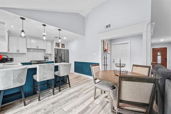 Building Photo - 16906 Rolling Acres Dr
