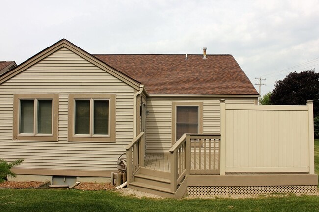 Building Photo - Available Now!- 2 Bedroom Condo In Davison