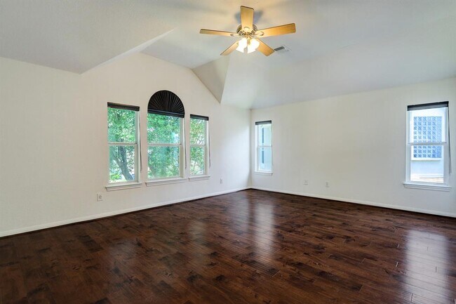 Building Photo - 11126 Sherwood Garden Dr
