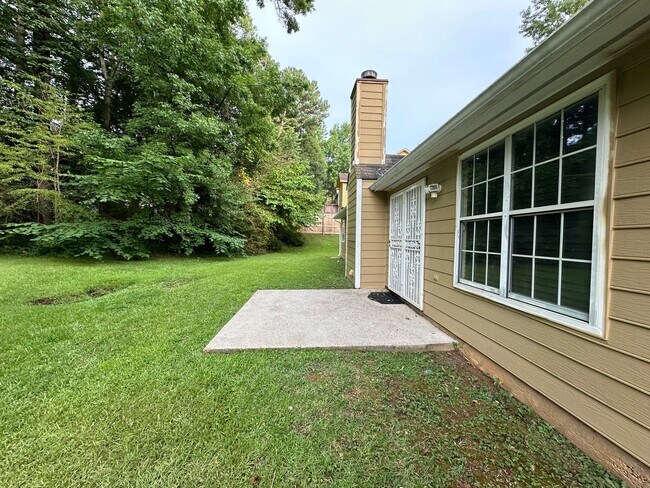 Building Photo - Charming 3 bedroom 2 bath ranch home on a ...