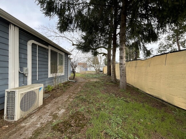 Building Photo - Updated Single-Level 3BD/2BA Home with Stainless Appliances, Expansive Yard & Flexible Layout