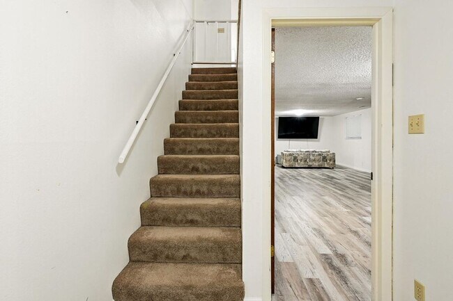 Building Photo - Charming Townhome