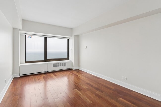 Building Photo - 175 E Delaware Pl