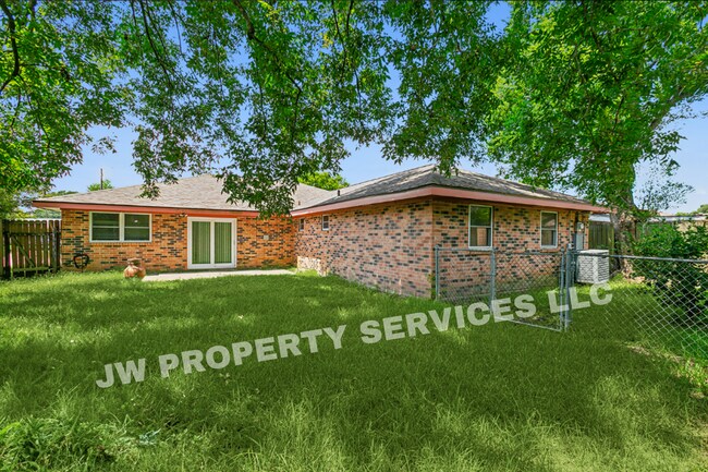 Building Photo - 2444 Somerset Dr