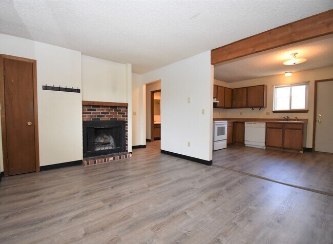 Building Photo - Great Location! Top Floor 2 bed 1 bath and...