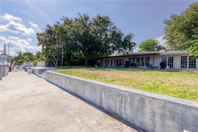 Building Photo - 2680 NE 24th St